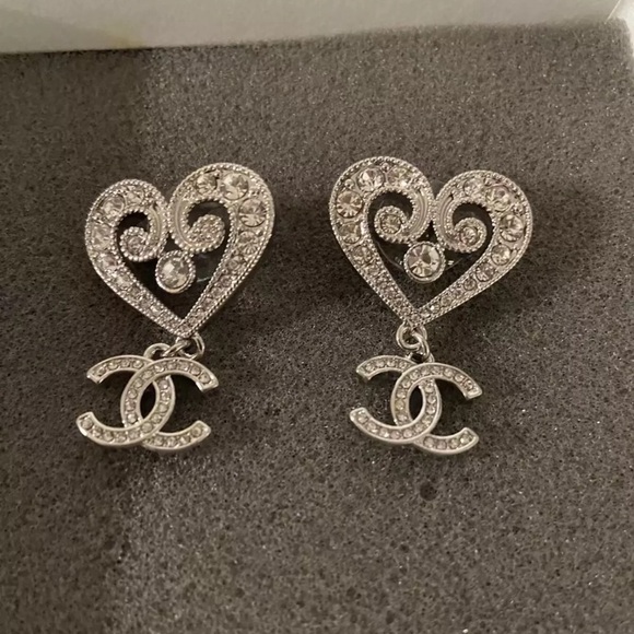 Stunning Chanel CC crystal heart drop earrings - Picture 1 of 5
